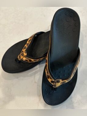 Vionic High Tide Animal Print Flip Flop Sandals - EUC